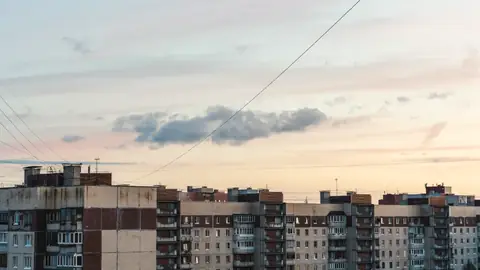 Bloques de pisos bajo un cielo de tarde