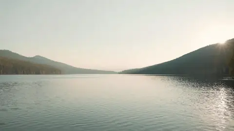 Un lago en calma entre montañas