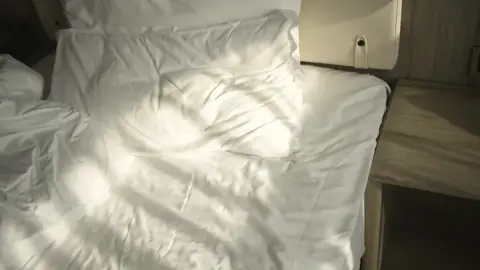 Luz de la mañana sobre unas sábanas arrugadas