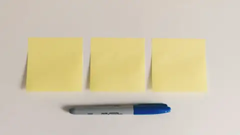 Tres notas adhesivas en blanco y un rotulador