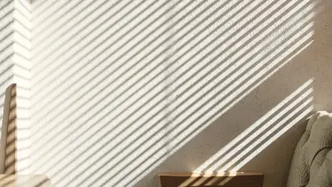Rayas de luz sobre una pared blanca