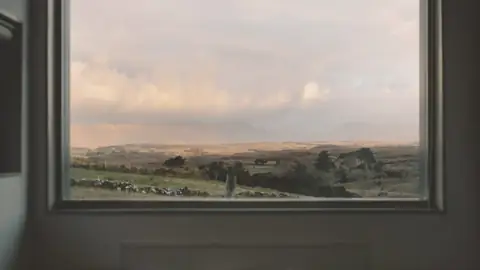 El campo visto desde la ventana de una habitación