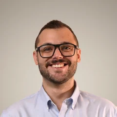 Adrián Cuñat Andrés, de frente, con camisa azul claro, sonriendo