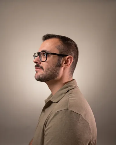 Adrián Cuñat Andrés de perfil, con polo verde, mirando hacia un lado