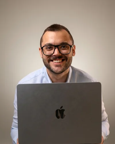 Adrián Cuñat Andrés al otro lado de un portátil, en videollamada, sonriendo